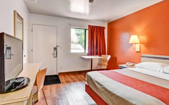 Motel 6 Pittsburgh, PA - Crafton