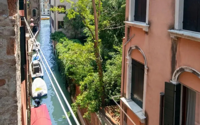 Venice Grand Canal Style Apt 3 by Wonderful Italy