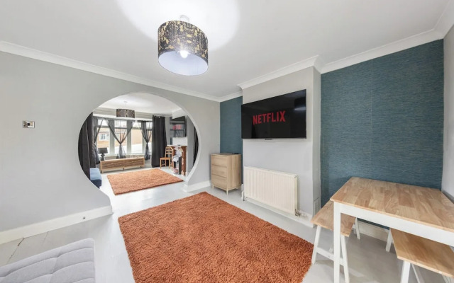 Leslie Road Retreat - Charming 4-bed House