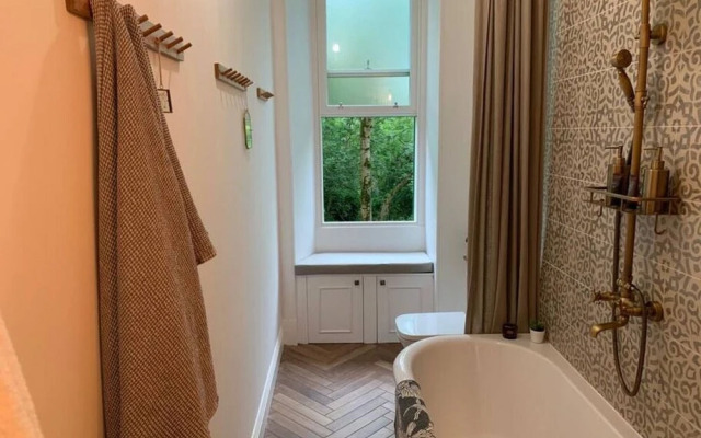 Oakshaw Apartment - Elegant Rustic Apartment in City Centre