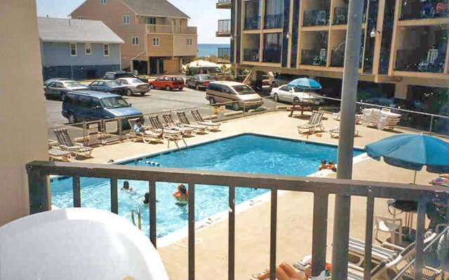 Seatime 201N 1 Br condo by RedAwning