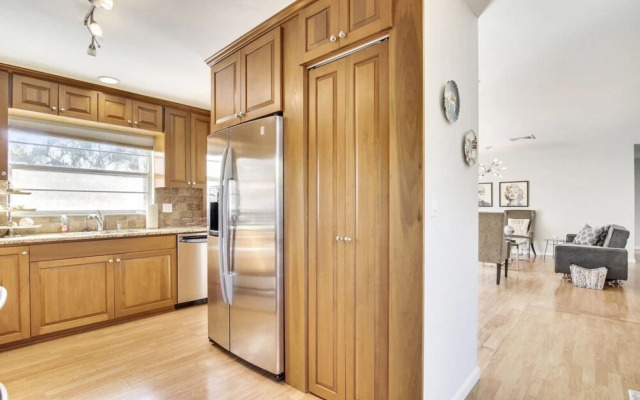 Woodridge - Private & Sanitized, Perfect for Social Distancing & Working From Home. Private Pool, Pet Friendly. Discounted During Pandemic. Super-host Support