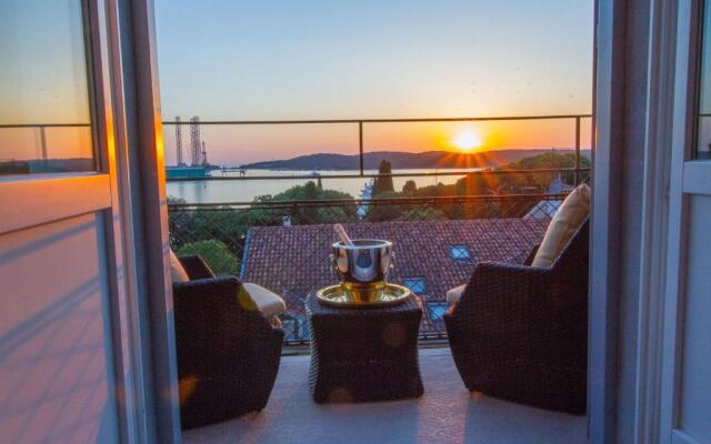 Arena & Seaview Luxurious Residence