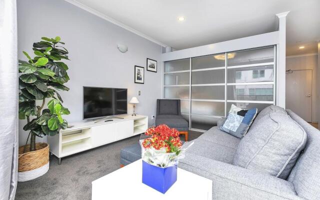 Deluxe Waterfront & City Apartment