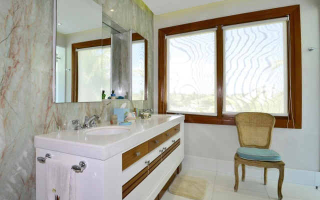 Ocean View 5-bedroom Fully Staffed Tropical Villa
