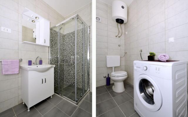 Pazanin - 20m from the beach - H(4+1)