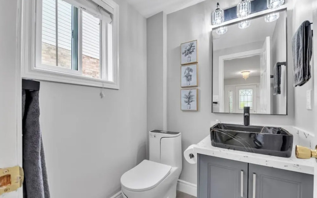 High-ceiling Home Relaxing Patio in Waterloo