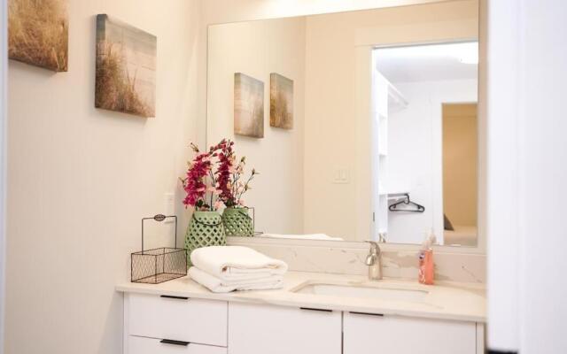 New Luxurious Modern 2BR Condo Sleeps 5 Coffee, AC, WIFI