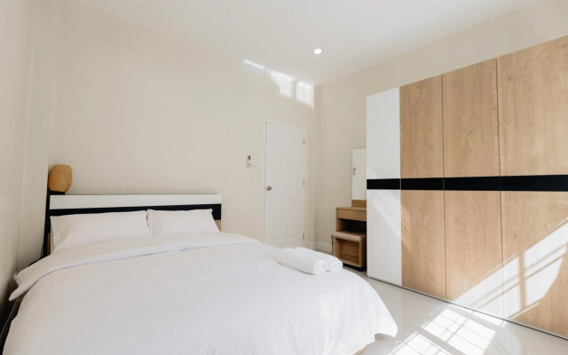 Glass House, Mountain View, Near Airport-City