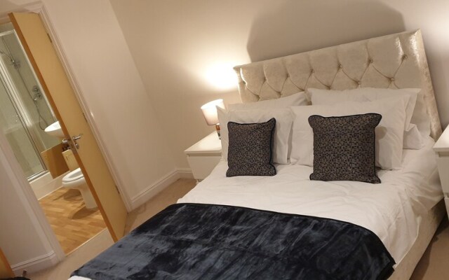 Royal Oak Apartment in Manchester Central Location