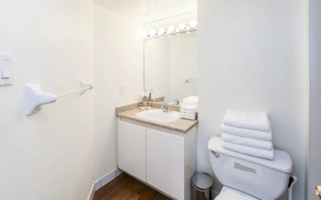Atlas Suites - Bay & College