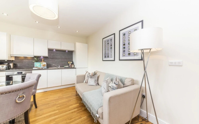 Modern Two Bedroom Apartment in Hammersmith -205a