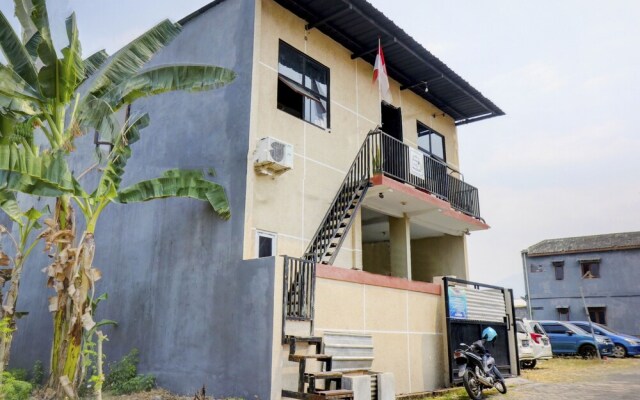 OYO Life 92922 Kost Bu Mala 1 Syariah