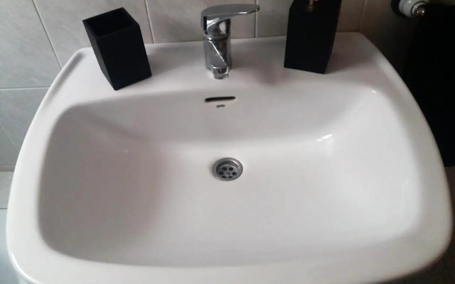 AMAZING SUNNY FLAT WITH BALCONY POOL two MINS FROM THE BEACH