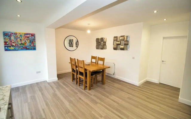 Spacious 3 Bed House - Newly Refurbished