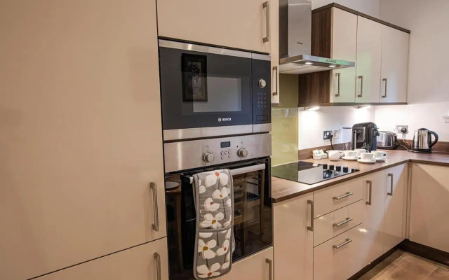 Hedgefield House - Serene Top Floor Flat