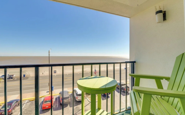 Galveston Beachfront Condo: Balcony & Pool Access!