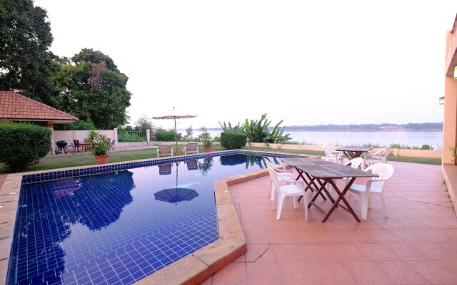 Mukdahan Manor B&B
