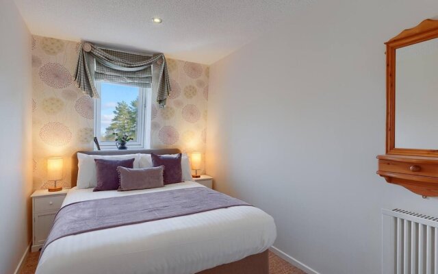 Tasteful top Floor Apartment Next to Gleneagles