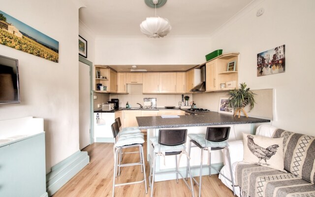 Cosy 2BR Home, 5 Minutes From Edinburgh Waverley!