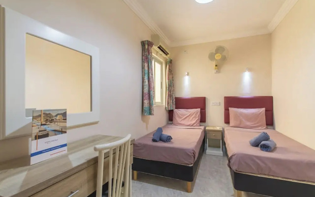 Pool and Sea, charming Merill Apart 5