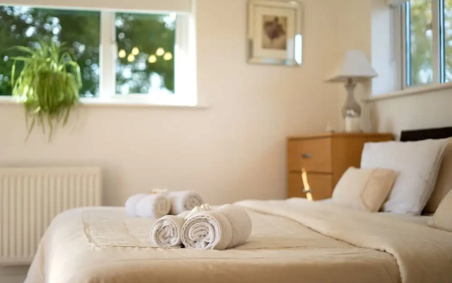 Peveril House, Spacious Eco-friendly Holiday Home