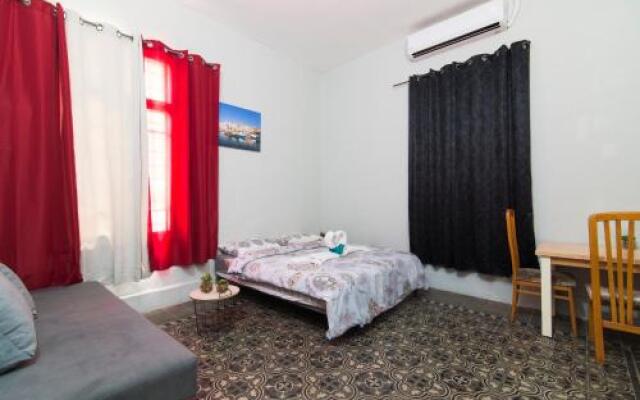 Sapir Hostel - Adults Only