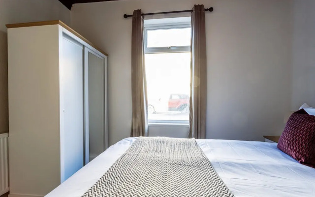 Darlington 4Bd Home: Modern Comfort & Free Parking