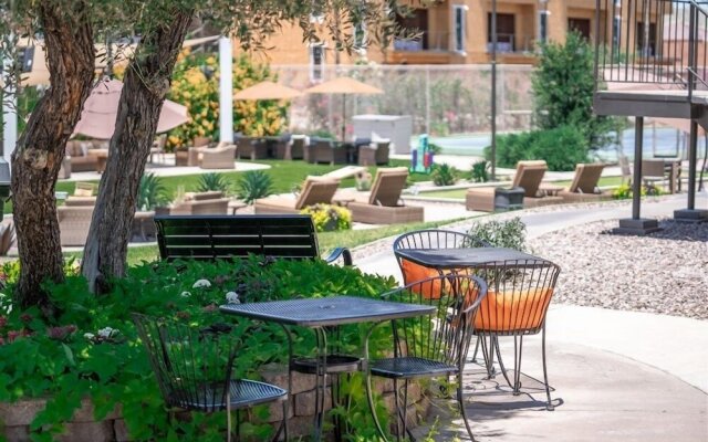 Scottsdale's premium short term getaway, Fully furnished 1 bedroom homes, FREE Golf, cable, utilities, Wi-Fi, parking, pool, and bike trails- Unit 121 by RedAwning