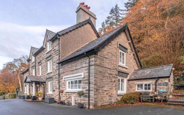 Glyntwrog House