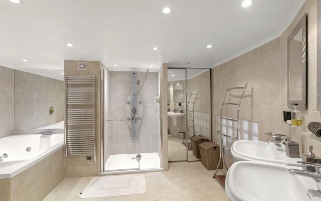Cannes Mandelieu Lovely 6-Bed Villa
