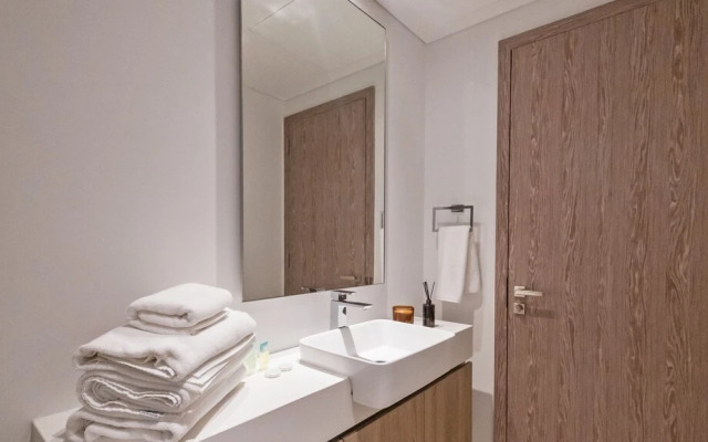 LUX Contemporary Suite Marina View 4