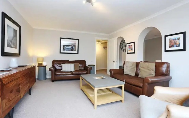 Stylish Apt next to Dean Village