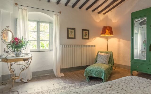 Cosy Farmhouse in Bacchereto With Swimming Pool