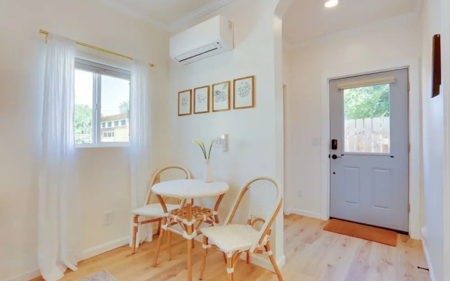 Centrally Located Studio 3 Mi From Downtown!