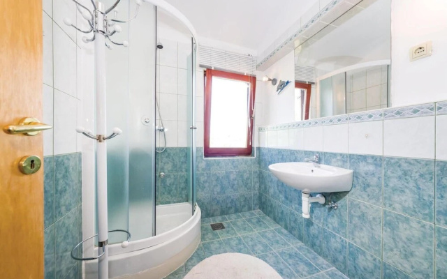 Nice Home in Ljubac with WiFi, 6 Bedrooms & Hot Tub