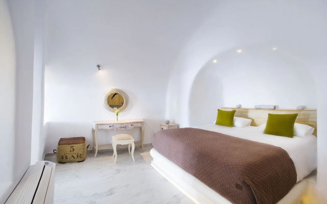 Hyperion Oia Suites