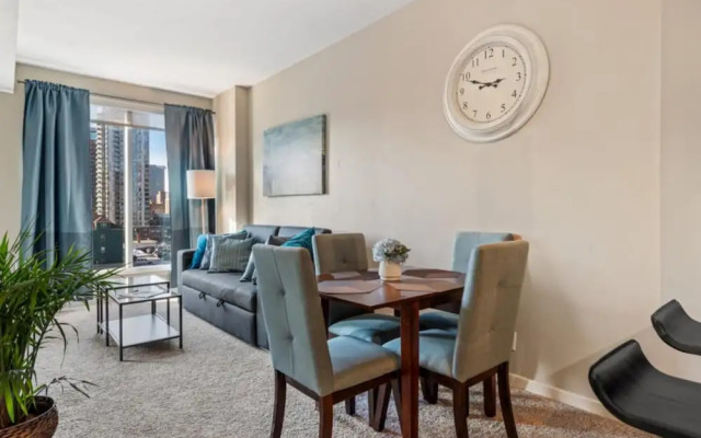 Modern DT Condo Balcony Parking Gym Hot Tub