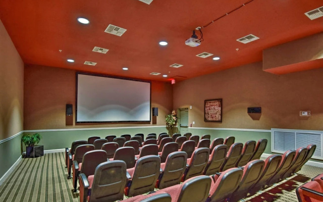 Pool, Hot Tub & Theatre Access: Kissimmee Gem
