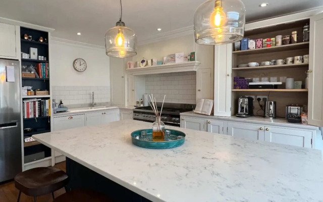 Gorgeous 3 Bedroom Home in Quaint Southfields