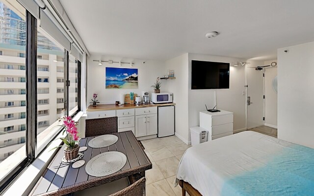 Hawaiian Monarch 1604 Condo by RedAwning