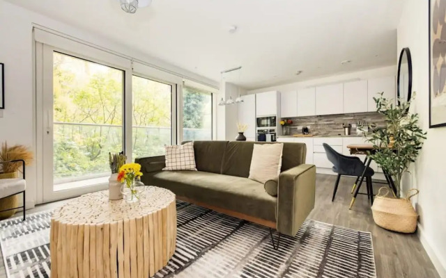 The London Retreat - Alluring 2bdr Flat With Balcony