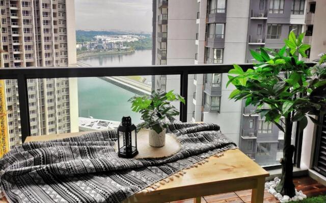 Yussy 4Bedroom Condo at R&F Princess Cove