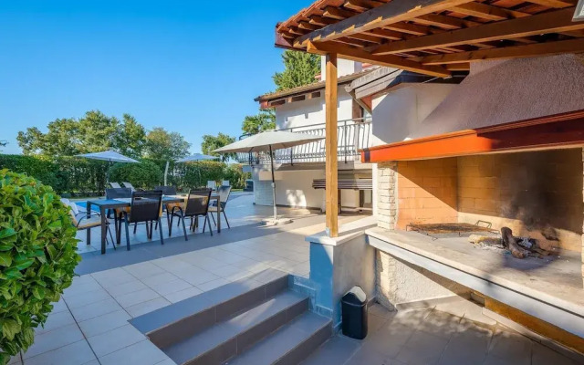 Scenic Villa With Private Garden