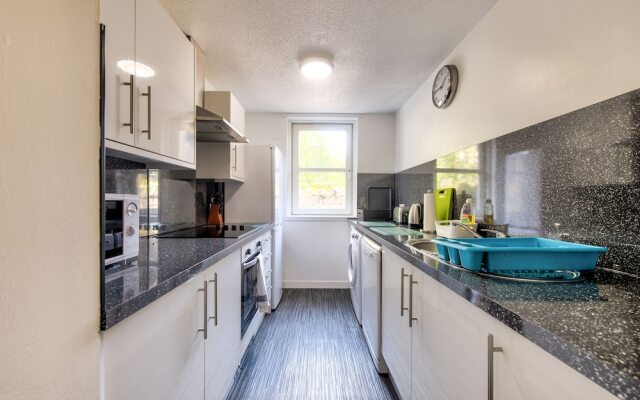 Charming Grassmarket Apartment with Castle View