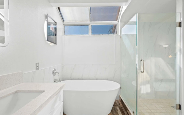 Spacious Retreat Near Iconic LA Sights