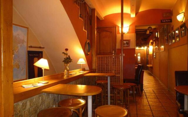 Academus - Cafe/Pub & Guest House