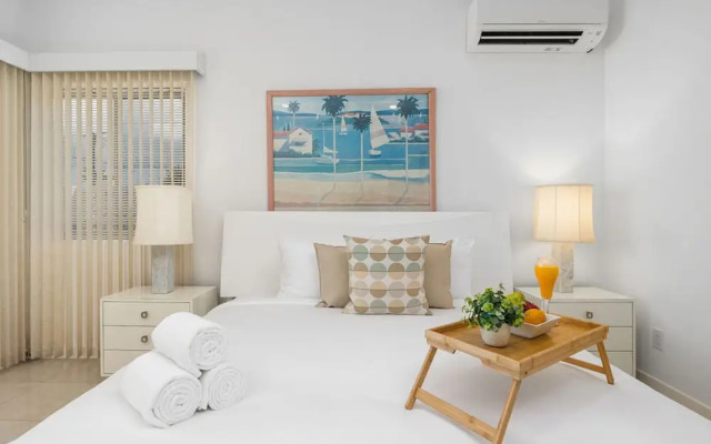 3BR 3BA Pool Downtown Short Walk to Beach
