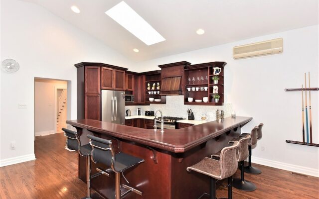 Lavish 4BR House with Ravine Backyard