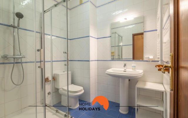 #071 Stunning Spacious Flat w Pool 5m Beach